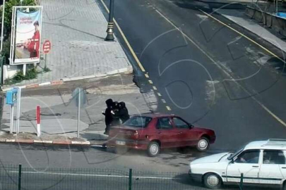 Aracın altında kalmaktan son anda kurtuldular