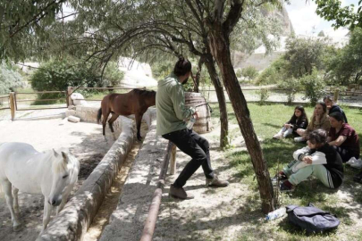 Deprem korkularını ata binerek yendiler