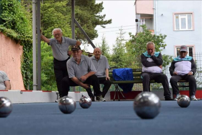 Huzurevi sakinleri bocce oynayarak zinde kalıyor