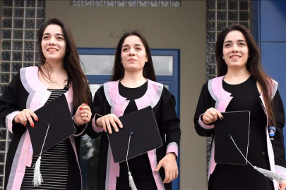 Üniversiteyi dereceyle bitiren üçüz kız kardeşler öğretmen olmak istiyor