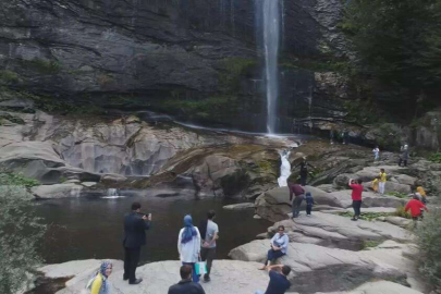 Suuçtu Şelalesi ziyaretçi akınına uğradı