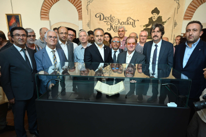 Türk edebiyatının en değerli eseri Dede Korkut’un Bursa el yazması nüshası tıpkı basımı yayımlandı: Bursa’dan Türk dünyasına armağan 