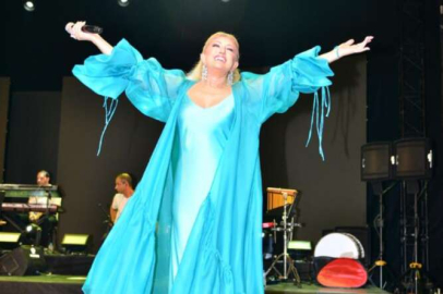 Nostaljinin kraliçesi Muazzez Ersoy, Bursa'da sahne aldı