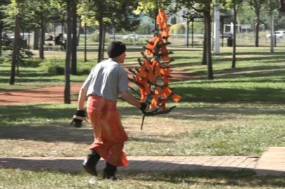 Bursalı tiyatrocu Bahtiyar Keskin bu kez de ağaç adam oldu