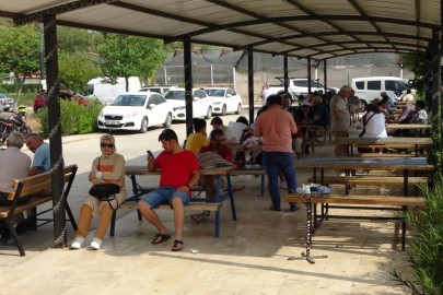 Öğretmen adayları içeride aileler dışarıda ter döktü