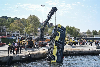 Eminönü'nde denize düşen İETT otobüsü çıkarıldı