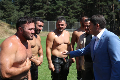 Adalet Bakanı Tunç, yağlı güreşleri izledi