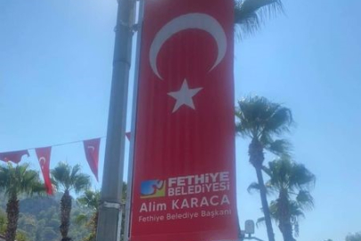 Fethiye'de skandal! Belediye Başkanı Türk Bayrağı'na adını yazdırdı