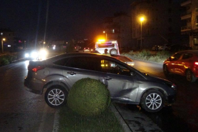 Virajı alamayan otomobil refüje çıkarak durdu