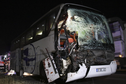 Uşak'ta yolcu otobüsü tıra arkadan çarptı: 15 yaralı