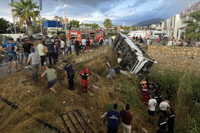 Midibüs dere yatağına devrildi: 23 kişi yaralı