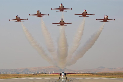 HÜRJET, Türk Yıldızları ile tarihi uçuşa imza attı