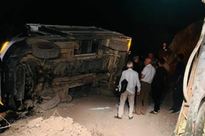 Kamyonet şarampole devrildi: 1 ölü, 2 yaralı