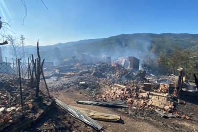 Kastamonu’daki köy yangını devam ediyor: 10 ev, 3 ahır yandı