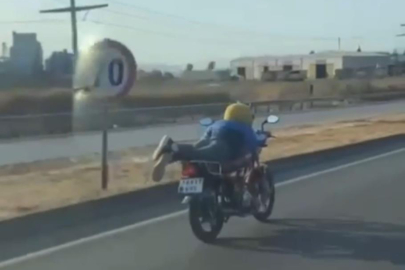 Motosikleti yatarak kullandı, yürekli ağza getirdi