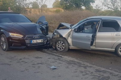 Bursa'da 2 otomobil kafa kafaya çarpıştı: 1'i bebek 6 kişi yaralandı