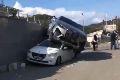 Kontrolden çıkan cip, park halindeki aracın üzerine düştü