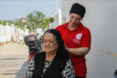 Engelli ve yaşlı depremzedelerin konteyner temizliği ve kişisel bakımı Vefa ekibinden
