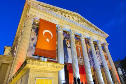 Cumhuriyet'in 100. yılı Budapeşte'de Kahramanlar Meydanı'nda kutlandı