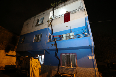 Çöpte bulduğu Türk bayrağını önce atık toplama aracına, sonra evinin balkonuna astı
