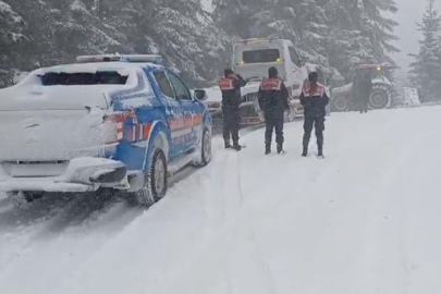 Karda yolda mahsur kalan 4 kişi ölümden döndü