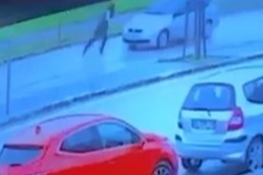Canını hiçe saydı, kendini otomobilin önüne attı