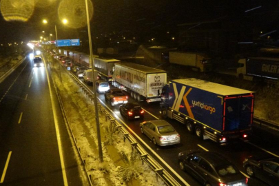 D100’de kar çilesi: Saatlerce mahsur kaldılar