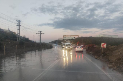 Gemlik’te sel suları yolu kapattı, trafik aksıyor