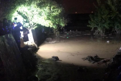 Sağanak nedeniyle kerpiç ev çöktü: Anne bulundu, 3 çocuğu kayıp