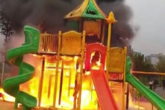 Çocuk oyun parkı alev alev yandı