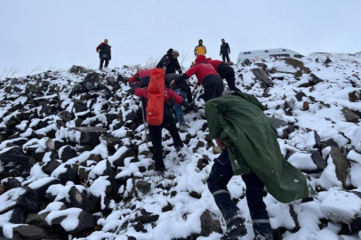 Sarıkamış’ta 2 kişi donmak üzereyken kurtarıldı
