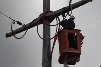 UEDAŞ ekipleri, lodosun sebep olduğu elektrik kesintileri için aralıksız çalışıyor