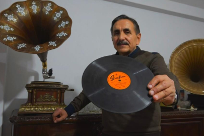 2 binin üzerinde biriktirdiği taş plakla misafirlerini geçmişe götürüyor