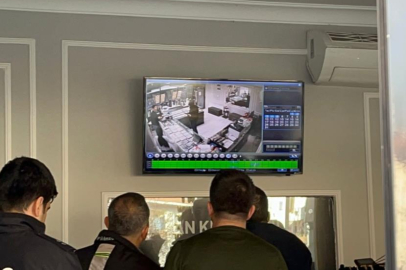 Bursa'da kar maskeli ve silahlı soyguncu kamerada...