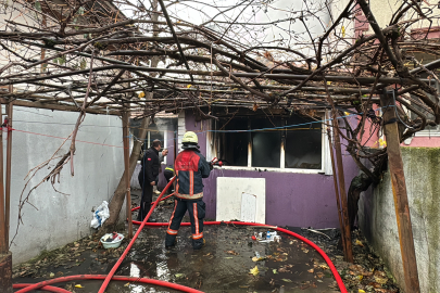 Tek katlı ev yangında kullanılamaz hale geldi 