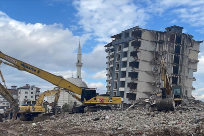 Hatay'da depremlerde ağır hasar alan 4 bina kontrollü yıkıldı