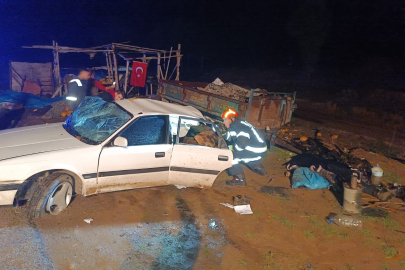 İki otomobil kafa kafaya çarpıştı: 1 ölü, 3 yaralı   