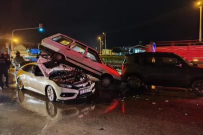 Trafik kazasında araçlar üst üste çıktı 