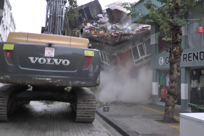 Yağmur nedeniyle kayan ağır hasarlı bina, birkaç darbeyle yerle bir oldu   