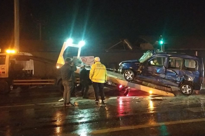 Yolcu otobüsüyle çarpışan ticari araç sürücü ağır yaralandı   