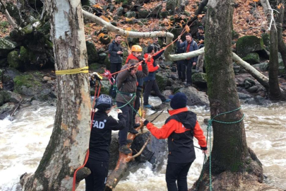 Doğa yürüyüşünde mahsur kalan grubun geçişini AFAD ekipleri sağladı