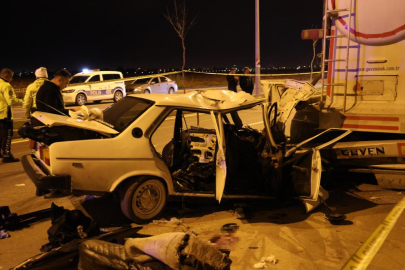 Tıra arkadan çarpan otomobil kağıt gibi parçalandı: 1 ölü, 4 yaralı