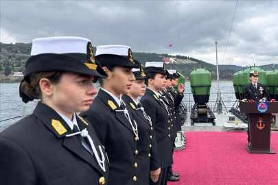 İlk kadın amiral Gökçen Fırat, Deniz Harp Okulu öğrencileriyle TCG Nusret'te buluştu