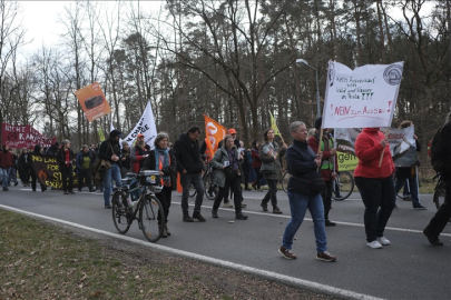 Almanya'da Tesla'nın giga fabrikasının genişleme planı protesto edildi
