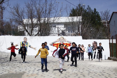 Diyarbakırlı çocukların futbolcuların resimlerinin çizildiği duvar önündeki fotoğrafını milyonlar gördü