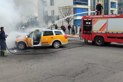 Çarpışan iki araçtan biri alev aldı 