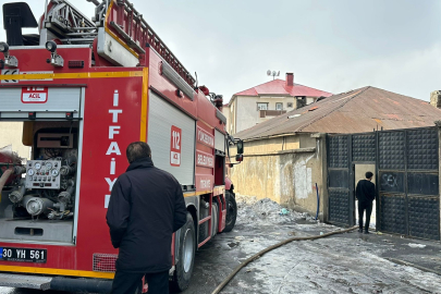 Çıkan yangında ev kullanılamaz hale geldi 