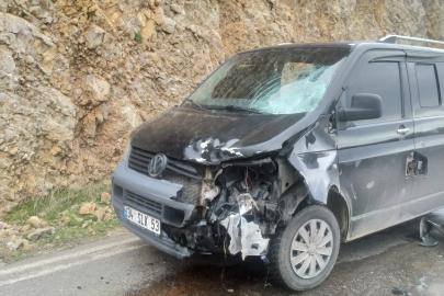 Hafif ticari araç ile motosiklet çarpıştı: 1 yaralı