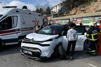 İki otomobil çarpıştı: 2 yaralı  