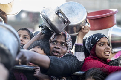 İsrail’in kıtlığa sürüklediği Gazze'deki yaşlı kadın, torunlarını otla doyurmaya çalışıyor